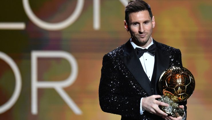 Ballon d’Or 8.kez Messi’nin elinde yükseldi