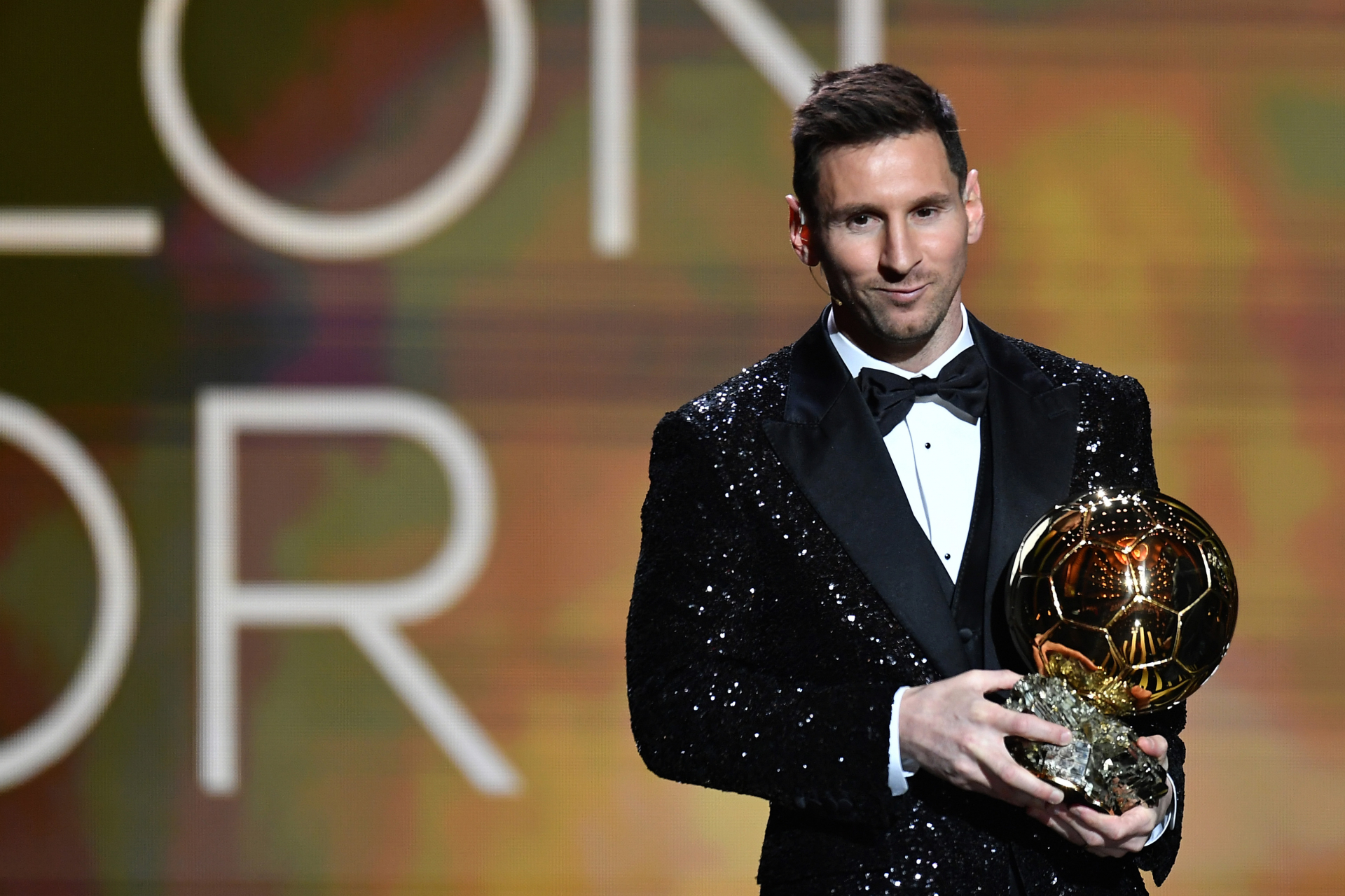Ballon d’Or 8.kez Messi’nin elinde yükseldi