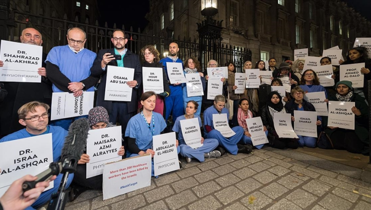 İngiltere’de Başbakanlığın önünde toplanan sağlık çalışanları Gazze’de acil ateşkes çağrısında bulundu