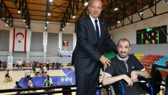Cumhurbaşkanı Tatar, Tekerlekli Sandalye Basketbol Süper Lig karşılaşmasına teşrif etti