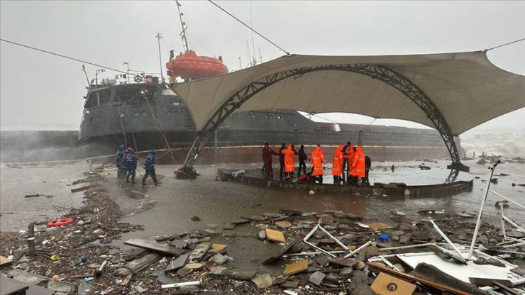 Zonguldak’ta fırtına gemiyi ikiye böldü