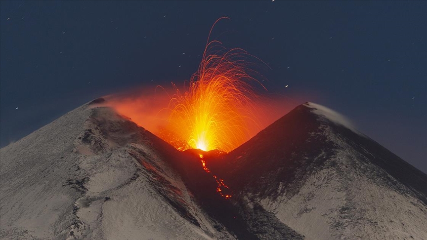İtalya’daki Etna Yanardağı’nda volkanik hareketlilik devam ediyor
