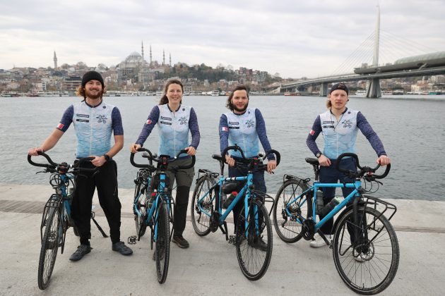 Su krizine karşı farkındalık için Yeni Zelanda’dan Fransa’ya bisiklet sürüyorlar