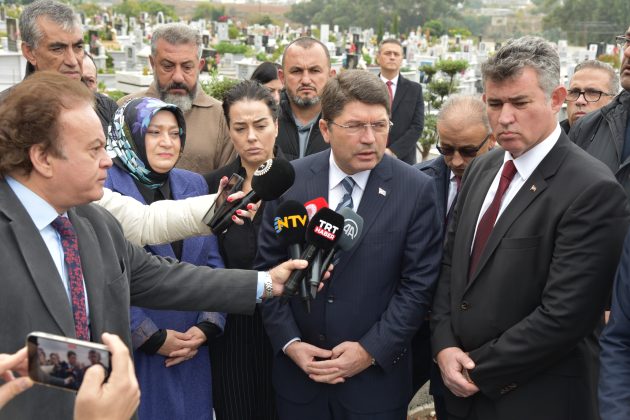 Türkiye Adalet Bakanı Tunç Şampiyon Melekler’in mezarlarını ziyaret etti