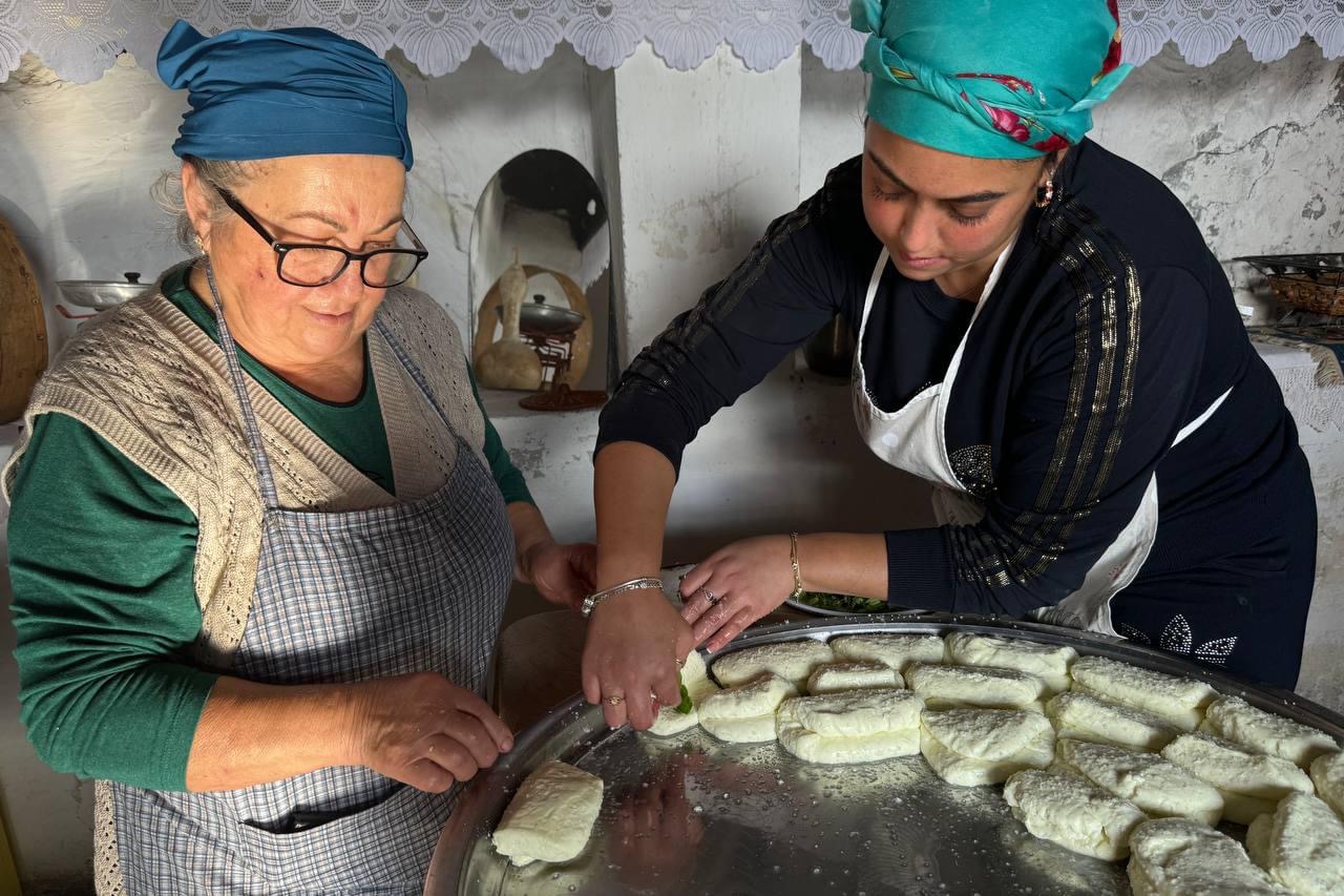 KKTC’ye gelen turistlerin yeni gözdesi: Geleneksel hellim yapımı