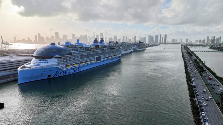 Dünyanın en büyük yolcu gemisi “Icon of the Seas” ABD’deki Miami Limanı’ndan yola çıktı