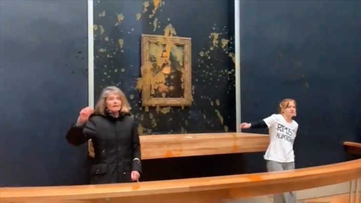 Fransa’da iklim aktivistleri Mona Lisa tablosuna çorba attı