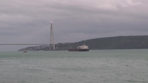 İstanbul Boğazı, arızalanan bir yakıt tankeri nedeniyle gemi trafiğine kapatıldı