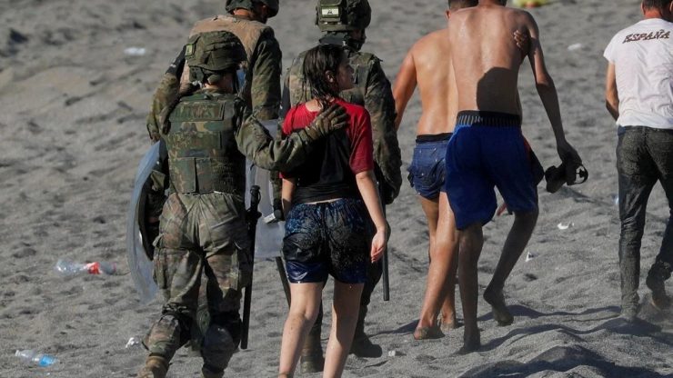 40 kadar düzensiz göçmen yüzerek Fas’tan İspanya’ya geçti