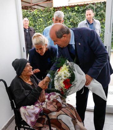 Cumhurbaşkanı Tatar’dan, darp edilen 100 yaşındaki vatandaşa geçmiş olsun ziyareti