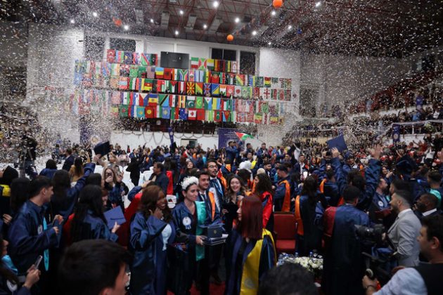 DAÜ lisans ve ön lisans mezunları diploma aldı
