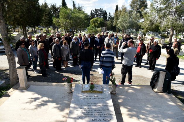 Demokrasi Şehitleri anıldı, kabirlere karanfiller bırakıldı