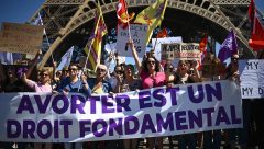 Fransa’da kürtaj hakkını anayasal güvence altına alan tasarı Senato’dan geçti