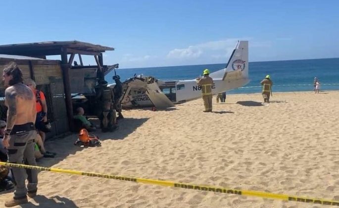 Meksika’da sporcuları taşıyan uçak acil iniş yaparken plajdaki 1 kişinin ölümüne neden oldu