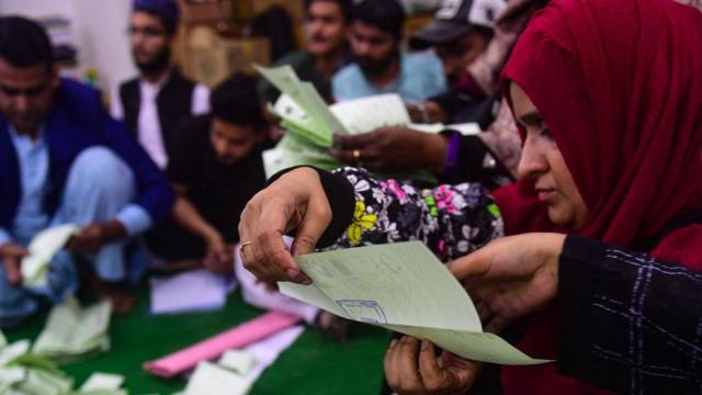 Oy sayımının sürdüğü Pakistan’daki seçimlerde sonuçlar gelmeye devam ediyor