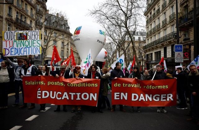 Paris’te öğretmenler maaş artışı talebiyle eylem yaptı