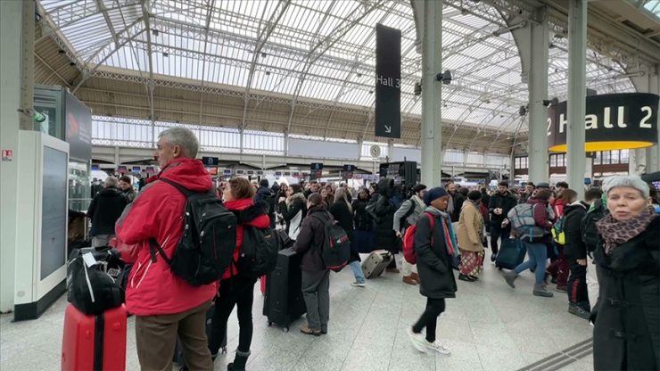Paris’te tren istasyonunda düzenlenen bıçaklı saldırıda 3 kişi yaralandı