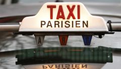 Fransa’da sosyal güvenlik yasasını protesto eden taksiciler Paris’e giden otoyolu trafiğe kapattı
