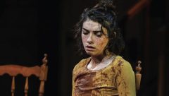 Hazar Ergüçlü, Timsah Ateşi oyunuyla Girne’de sahne alacak