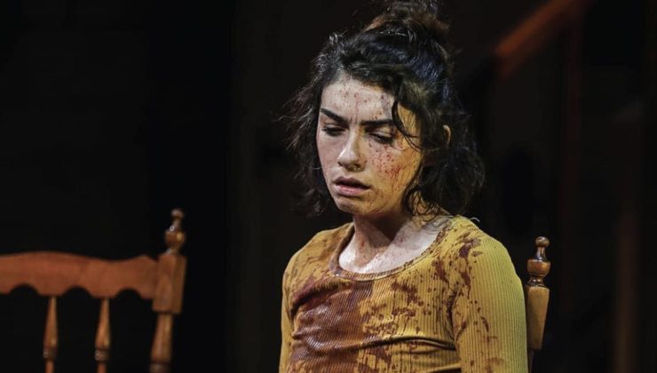 Hazar Ergüçlü, Timsah Ateşi oyunuyla Girne’de sahne alacak