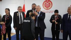 Cumhuriyet Meclisi Başkanı Töre Türkiye Karate Federasyonu heyetini kabul etti