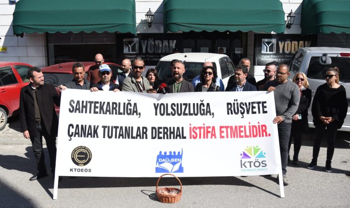 YÖDAK önünde “bastişli” eylem yapan 3 öğretmen sendikası sorumluların istifasını istedi