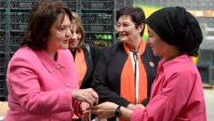 Başbakan’ın eşi Zerrin Üstel Güzelyurt’taki narenciye fabrikalarını ziyaret etti, kadın çalışanların gününü kutladı