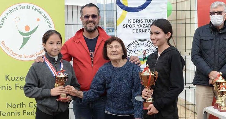 Tenis dünyası Özel Vasıf’ı kaybetti: Kıbrıs’ın efsane ismi son yolculuğuna uğurlandı
