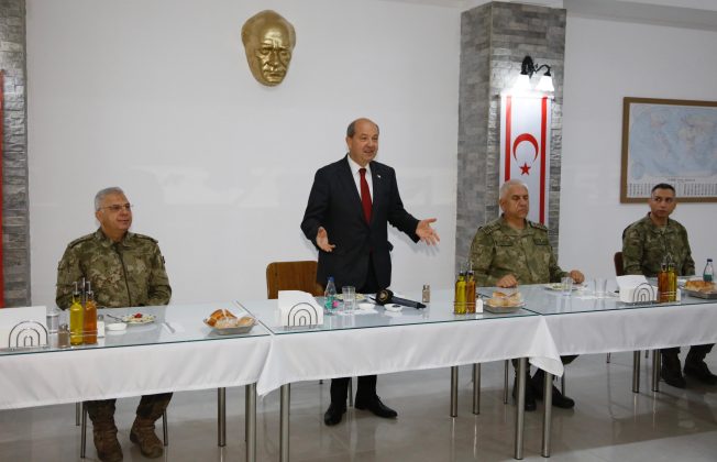 Cumhurbaşkanı Tatar, Topçu Alayında düzenlenen iftar yemeğine katıldı