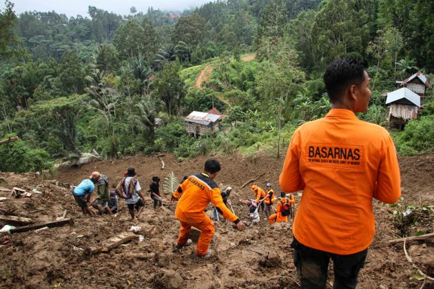 Endonezya’daki toprak kaymasında ölü sayısı 18’e çıktı
