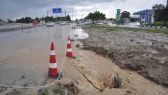 Sağanak yağış Girne’de de etkili oldu, bazı yollar kapandı, çökme tehlikesine karşı bir apartman boşaltıldı