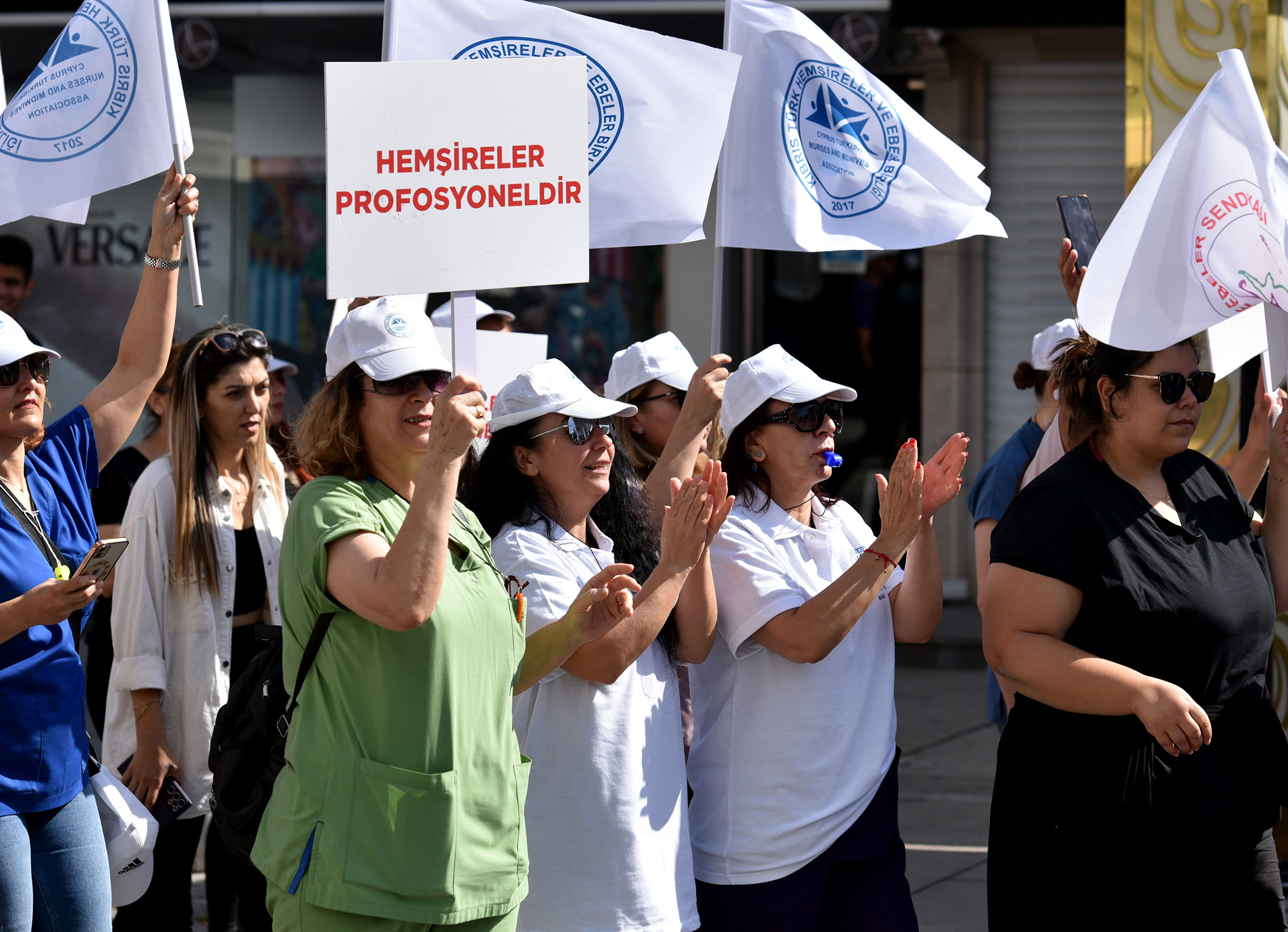 12 Mayıs Dünya Hemşireler Günü…  Hemşireler, Lefkoşa’da “Hemşireyi Fark Et” sloganıyla yürüdü