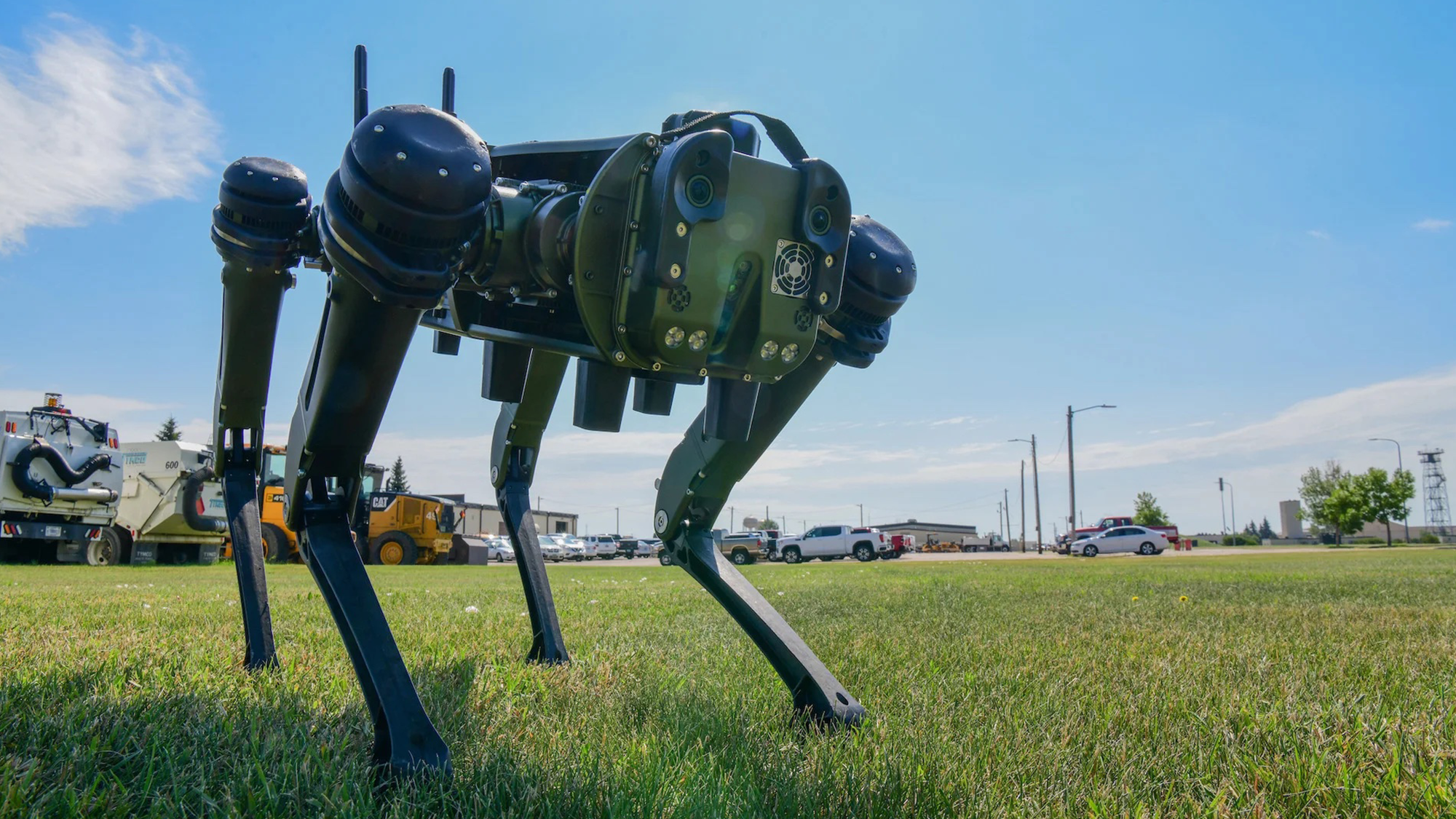 ABD deniz kuvvetleri silahlı robot köpekleri test ediyor