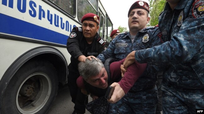 Ermenistan’ın başkenti Erivan’da sivil itaatsizlik eylemlerine polis müdahalesi