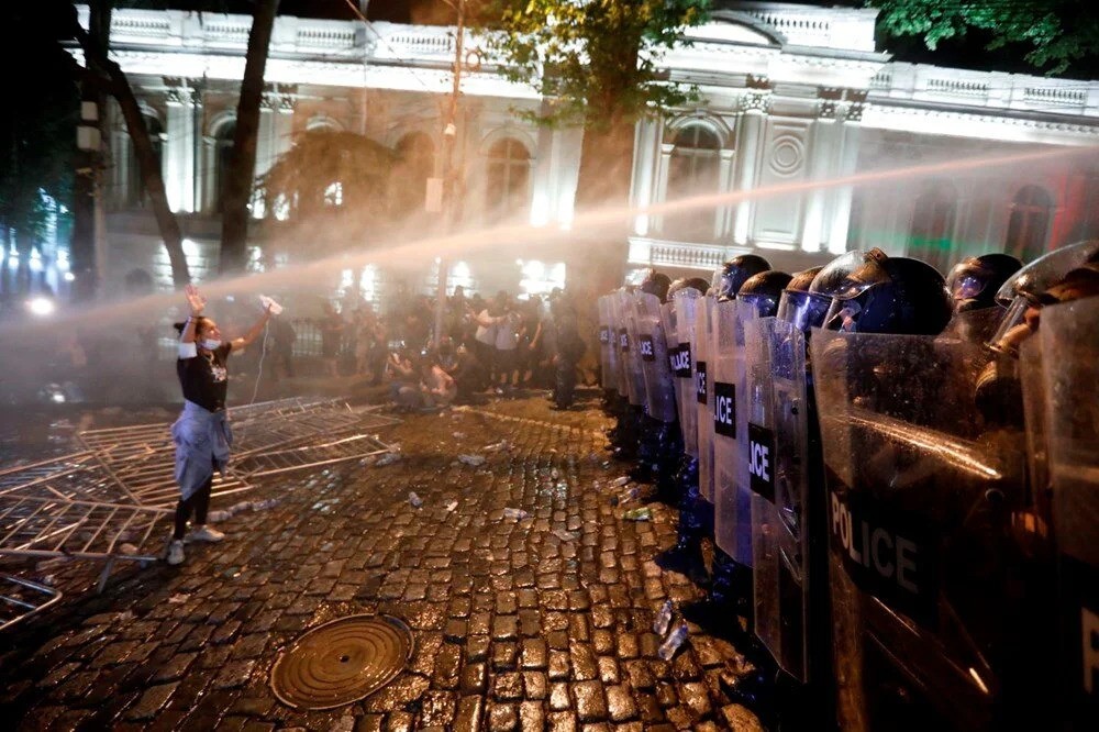 Gürcistan’da polis, parlamento binasını kuşatan göstericilere müdahale etti