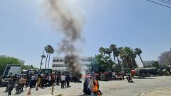 Hayvan üreticileri Başbakanlık önünde balya ve lastik yaktı…Darbaz: “Yolumuz uzun…”
