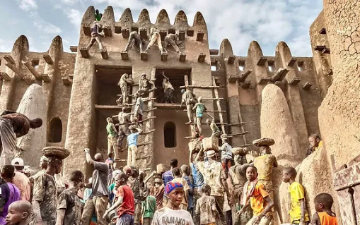 Mali’de binlerce kişi tarihi Djenne Ulu Camii’ni yeniden onardı