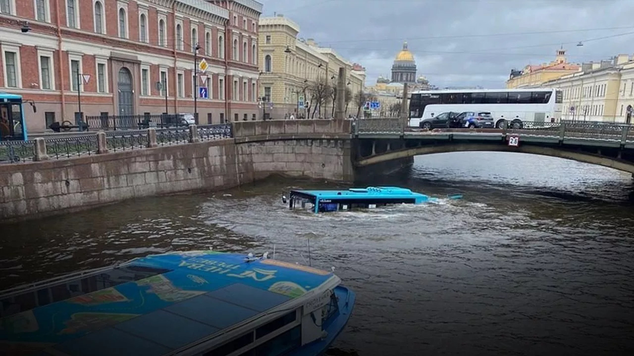 Rusya’da yolcu otobüsünün nehre düşmesi sonucu 4 kişi öldü