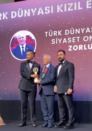 Zorlu Töre, İstanbul’da “Kızıl Elma” ödülünü aldı