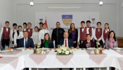 Tatar  Antalya Gastronomi Yarışmasında “Yılın En İyi Lisesi” ödülünü alan  HTL'de yemeğe katıldı